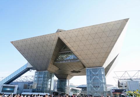 日本最大の同人誌即売会「コミックマーケット107」が開催された東京ビッグサイト（東京都江東区）