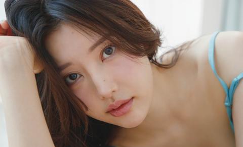 志崎樺音さんの初の写真集の先行カット（撮影：菊地泰久／『志崎樺音1st写真集（仮）』（講談社）より）