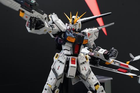 「機動戦士ガンダム 逆襲のシャア」のνガンダムのガンプラ「PERFECT GRADE UNLEASHED 1/60 νガンダム」