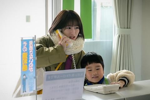 志田未来さんが主演を務めるドラマ「未来のムスコ」第1話の一場面（C）TBS