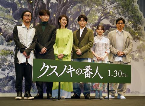 アニメ「クスノキの番人」の完成披露試写会舞台あいさつに登場した（左から）伊藤智彦監督、宮世琉弥さん、天海祐希さん、高橋文哉さん、齋藤飛鳥さん、大沢たかおさん