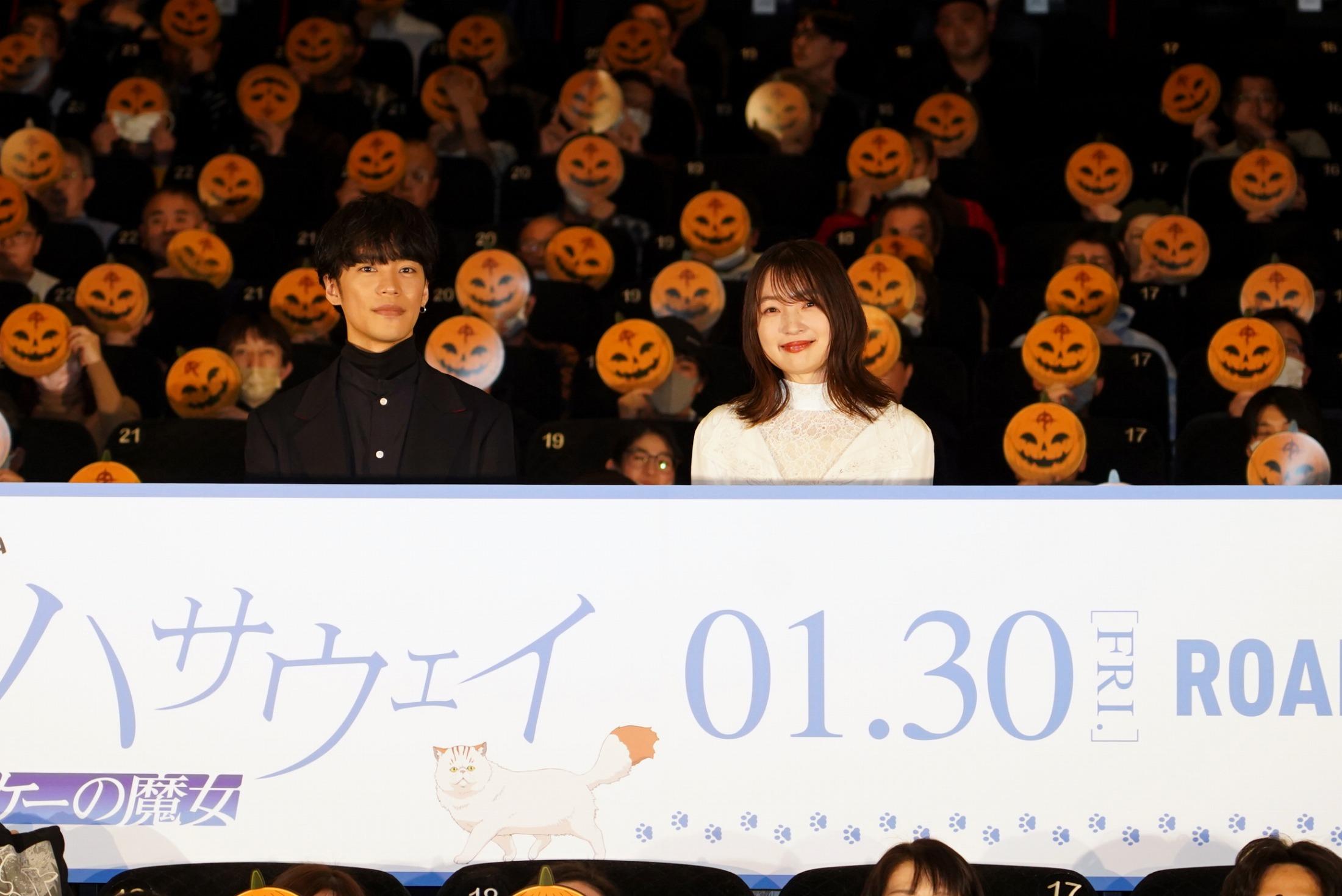 アニメ「機動戦士ガンダム 閃光のハサウェイ」の舞台あいさつ付き上映会に登場した小野賢章さん（左）と上田麗奈さん