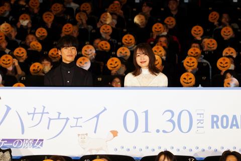 アニメ「機動戦士ガンダム 閃光のハサウェイ」の舞台あいさつ付き上映会に登場した小野賢章さん（左）と上田麗奈さん