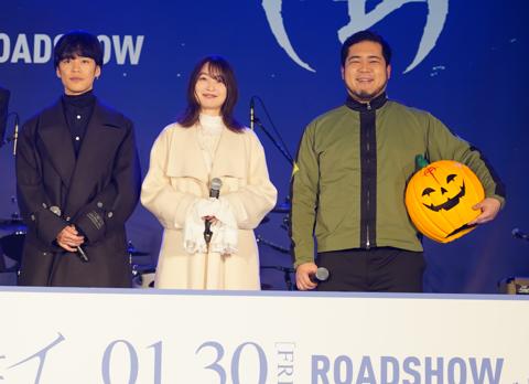 アニメ「機動戦士ガンダム 閃光のハサウェイ キルケーの魔女」の公開直前を記念したイベント「閃光の“センコウ”決起集会」に登場した（左から）小野賢章さん、上田麗奈さん、「令和ロマン」の松井ケムリさん