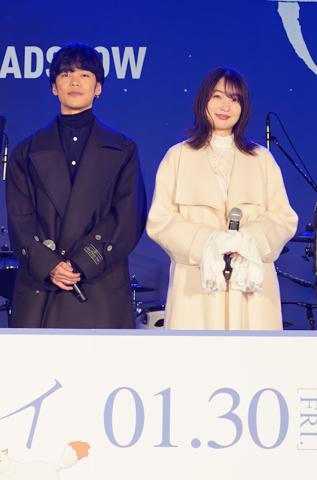 アニメ「機動戦士ガンダム 閃光のハサウェイ キルケーの魔女」の公開直前を記念したイベント「閃光の“センコウ”決起集会」に登場した小野賢章さん（左）と上田麗奈さん