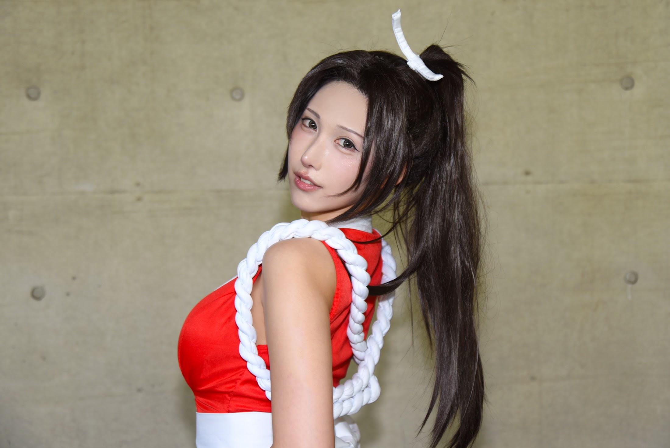 「餓狼伝説」シリーズの不知火舞のコスプレを披露した華子狐さん