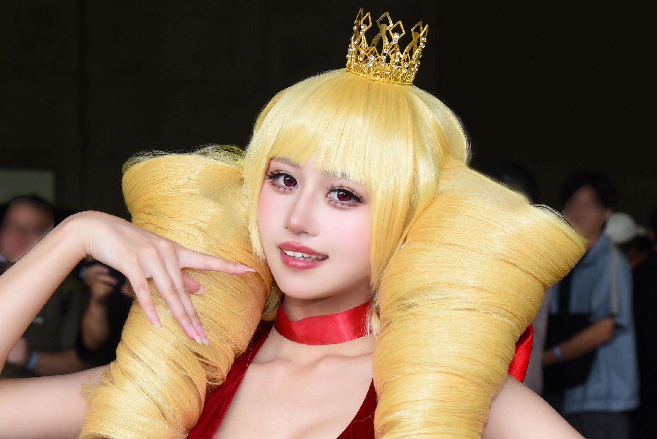 「ザ・キング・オブ・ファイターズ」シリーズのローズ・バーンシュタインのコスプレを披露した白銀みやさん