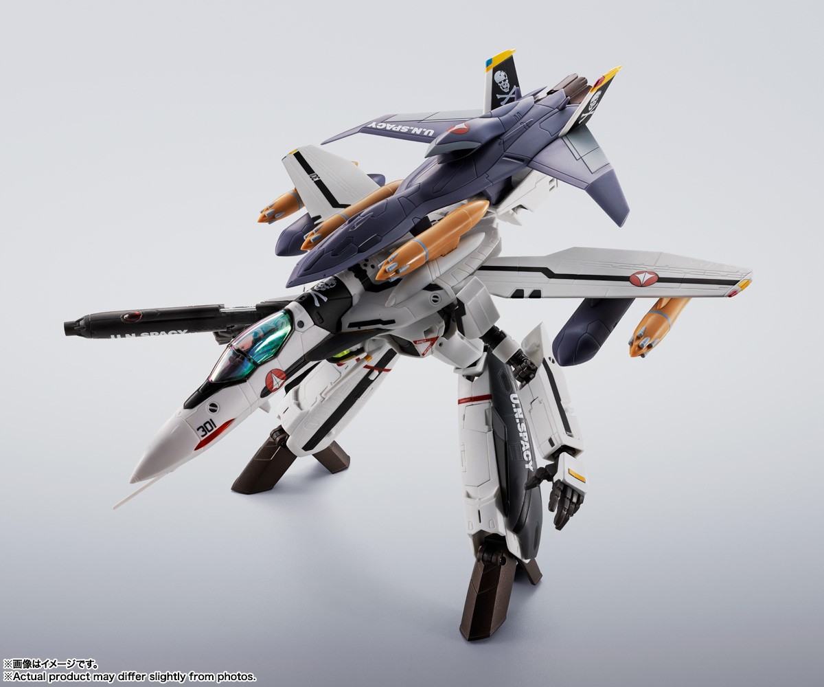 「マクロスゼロ」のVF-0Sフェニックスのフィギュア「HI-METAL R VF-0Sフェニックス(ロイ・フォッカー機)+QF-2200D-B ゴースト」(c)2002 BIGWEST