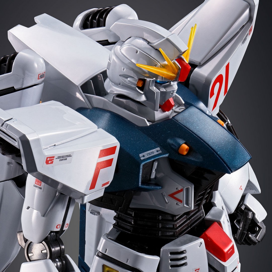 「機動戦士ガンダムF91」のF91のガンプラ「MG 1／100 ガンダムF91 Ver.2.0［チタニウムフィニッシュ］」（c）創通・サンライズ