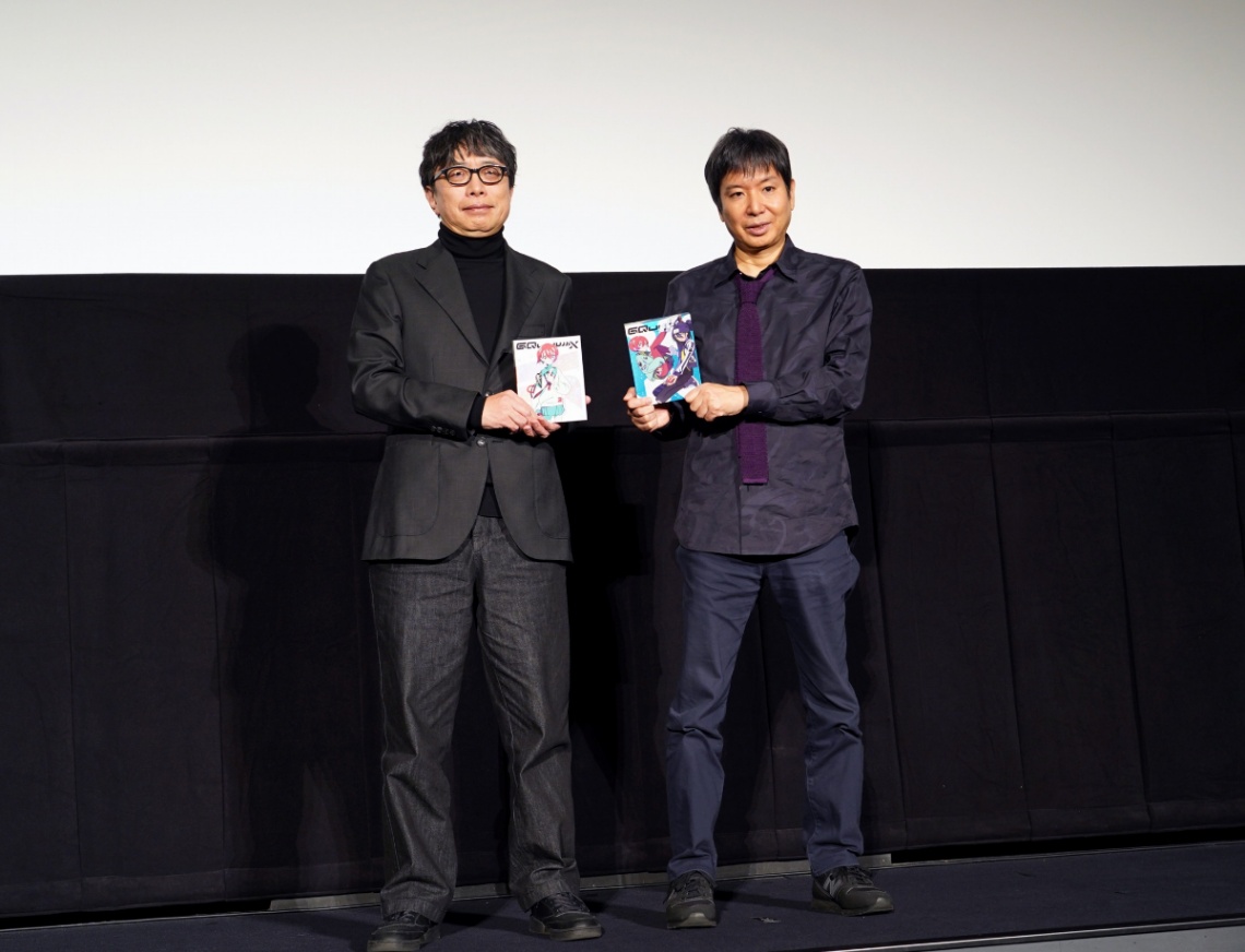 「機動戦士Gundam GQuuuuuuX」のブルーレイディスク）、DVD、ディスクレスパッケージの発売を記念した上映会に登場した鶴巻和哉監督（左）と榎戸洋司さん