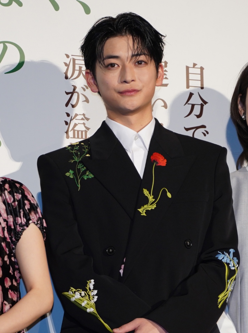 アニメ「クスノキの番人」の初日舞台あいさつに登場した高橋文哉さん