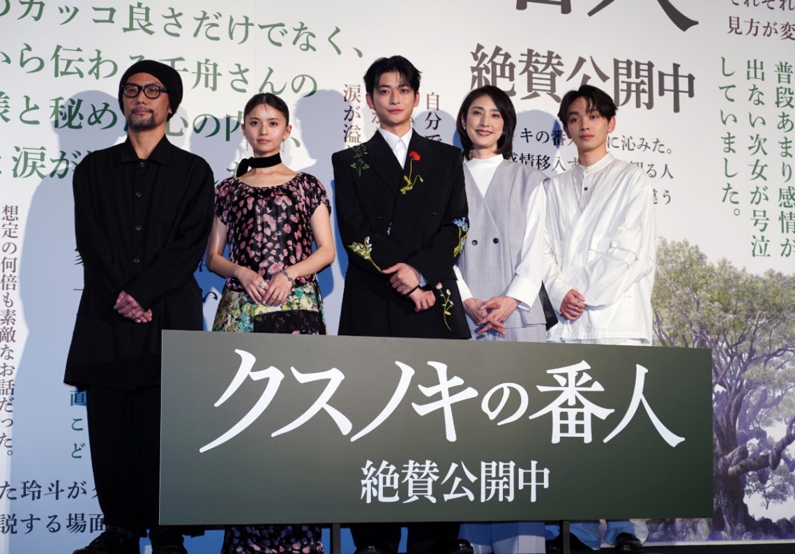 アニメ「クスノキの番人」の公開初日舞台あいさつに登場した(左から)伊藤智彦監督、齋藤飛鳥さん、高橋文哉さん、天海祐希さん、宮世琉弥さん