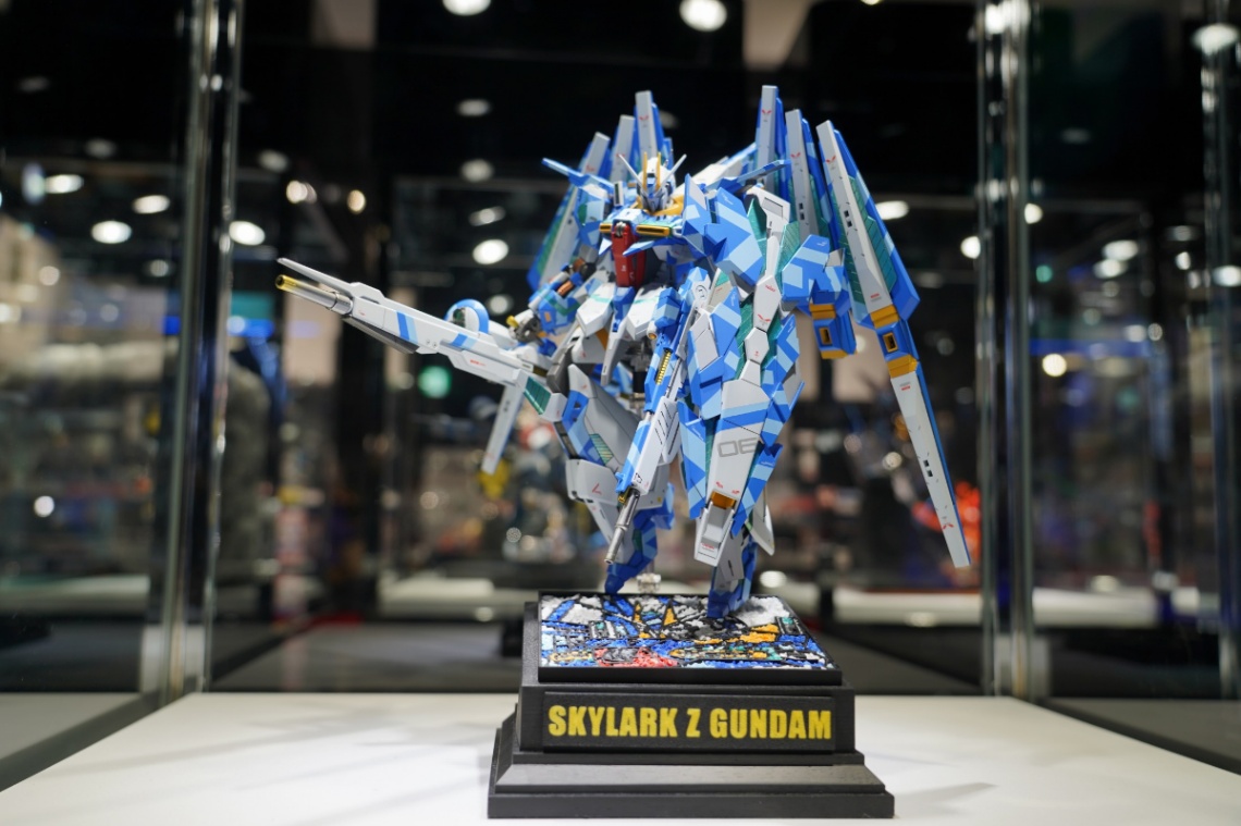 「ガンプラビルダーズワールドカップ 13thトーナメント」の世界大会決勝戦のU-14コースで優勝した中国内地代表の「FLY，SKYLARK Z GUNDAM！」（ZHOU HAOXUANさん）