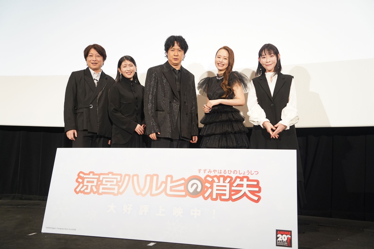 劇場版アニメ「涼宮ハルヒの消失」のリバイバル上映の舞台あいさつに登場した（左から）小野大輔さん、茅原実里さん、杉田智和さん、平野綾さん、後藤邑子さん、