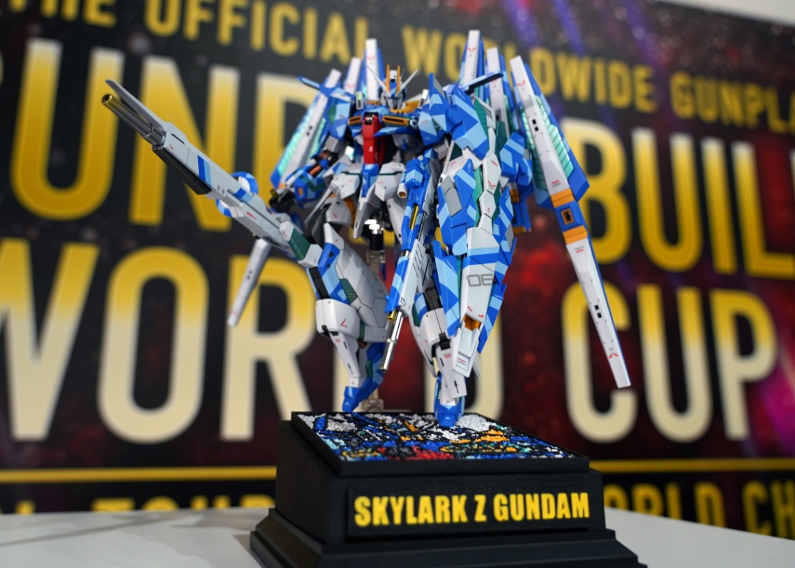 「ガンプラビルダーズワールドカップ 13thトーナメント」の世界大会決勝戦のU-14コースで優勝した中国内地代表の「FLY，SKYLARK Z GUNDAM！」（ZHOU HAOXUANさん）