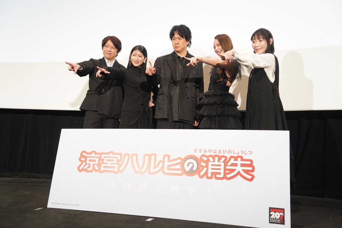 劇場版アニメ「涼宮ハルヒの消失」のリバイバル上映の舞台あいさつに登場した（左から）小野大輔さん、茅原実里さん、杉田智和さん、平野綾さん、後藤邑子さん、