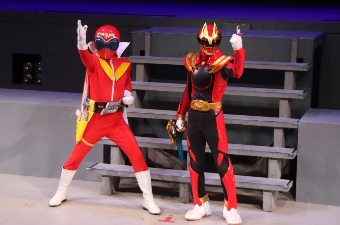 「秘密戦隊ゴレンジャー」のアカレンジャー（左）と「ナンバーワン戦隊ゴジュウジャー」のゴジュウウルフ