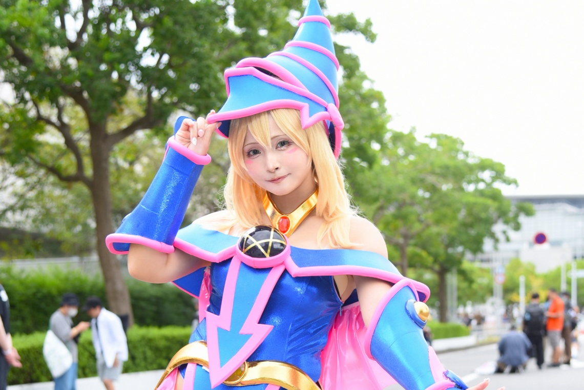 「遊☆戯☆王」のブラック・マジシャン・ガールのコスプレを披露した天音ありぃさん