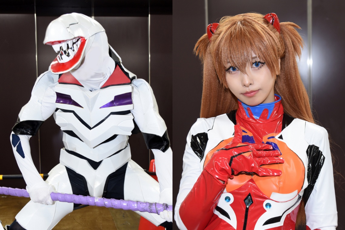 「新世紀エヴァンゲリオン」のEVA量産機と惣流・アスカ・ラングレーに扮するコスプレーヤー