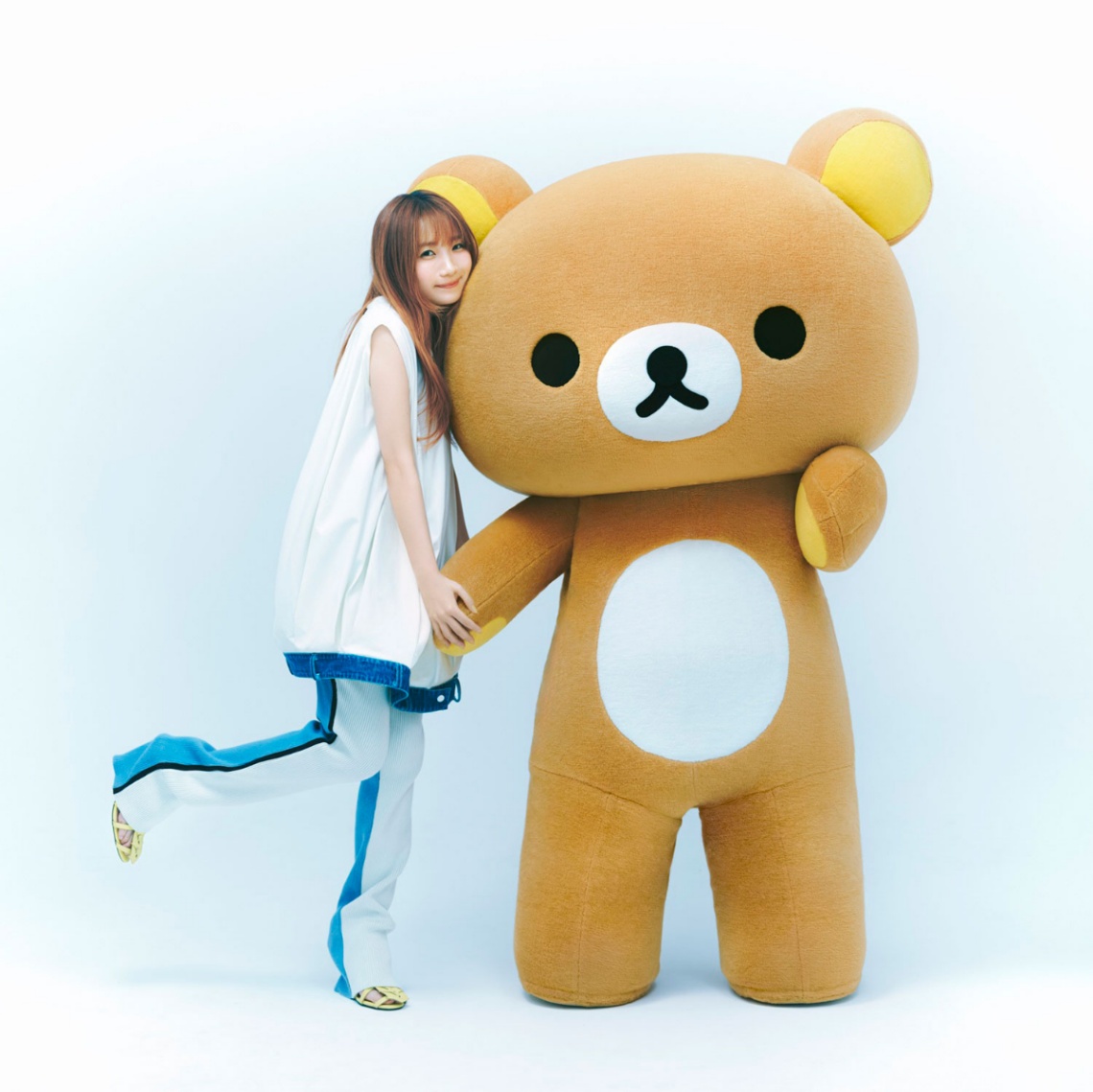 アニメ「リラックマ」のリラックマと幾田りらさんのコラボビジュアル（c）SAN-X ／ チームリラックマ