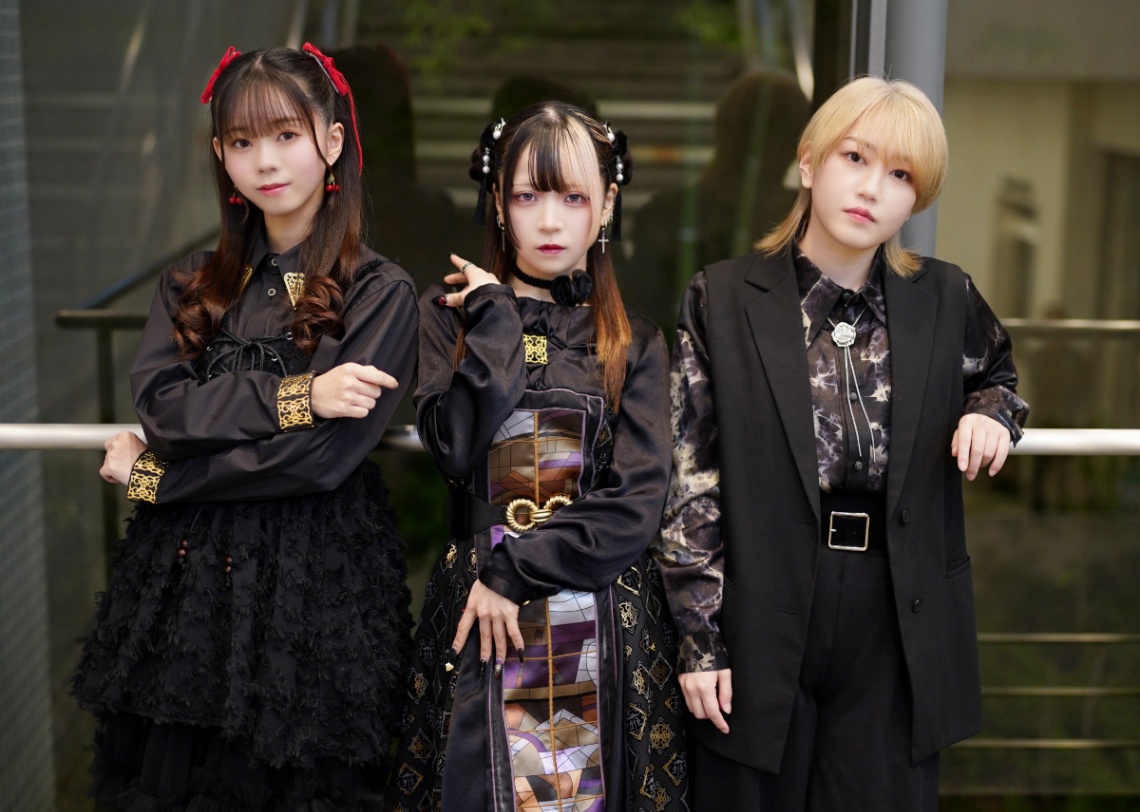 アニメ「NEEDY GIRL OVERDOSE」に出演する（左から）椎名桜月さん、川口莉奈さん、星希成奏さん