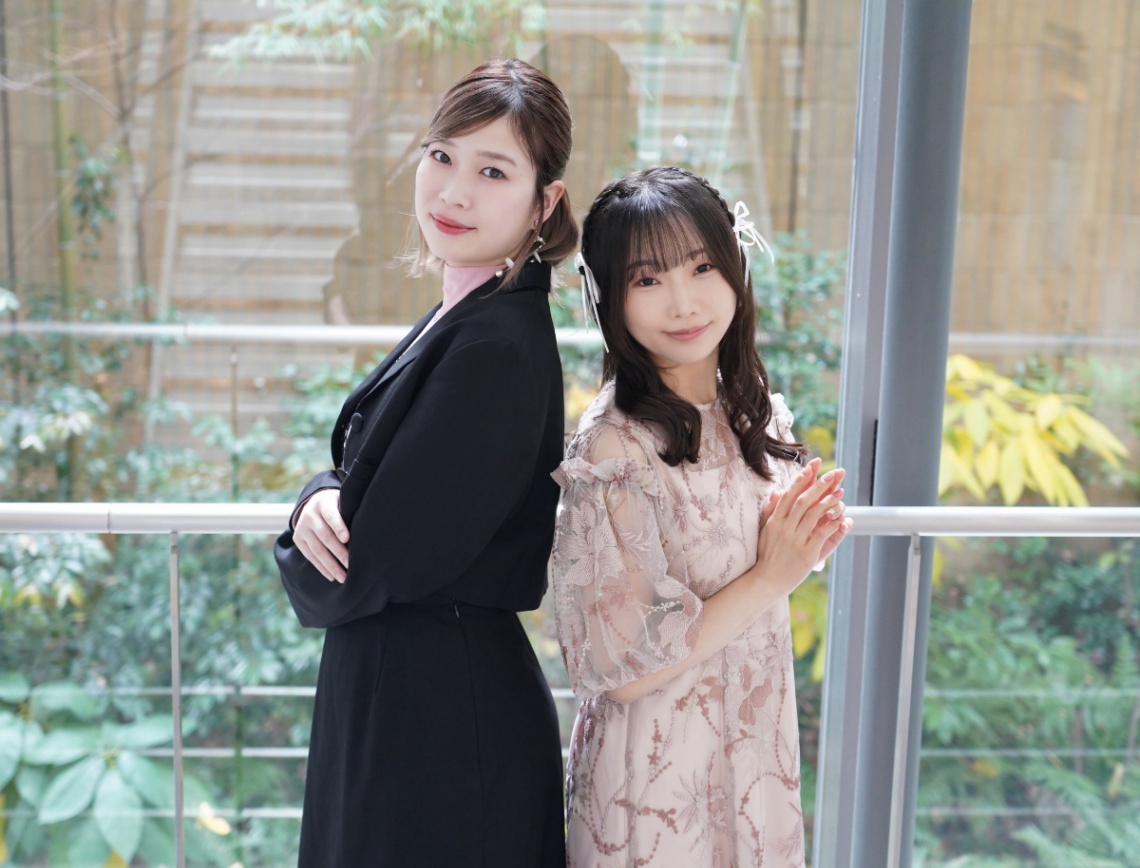 アニメ「春夏秋冬代行者 春の舞」に出演する青山吉能さん（左）と貫井柚佳さん