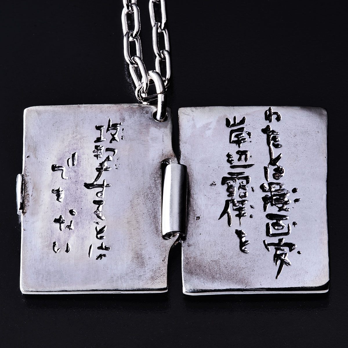 アニメ「ジョジョの奇妙な冒険 ダイヤモンドは砕けない」のアクセサリー「ジョジョの奇妙な冒険 ダイヤモンドは砕けない アクセサリーコレクション／岸辺露伴モデルペンダント」（c）LUCKY LAND COMMUNICATIONS／集英社・ジョジョの奇妙な冒険DU製作委員会