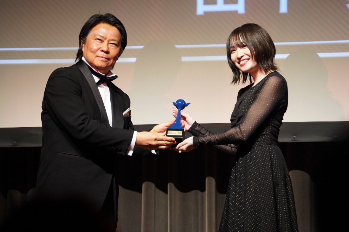 「第20回声優アワード」で助演声優賞を受賞した上田麗奈さん