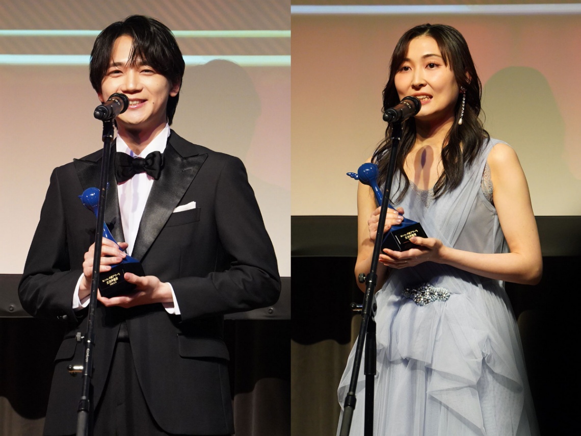 「第20回声優アワード」の主演声優賞を受賞した戸谷菊之介さん（左）と若山詩音さん