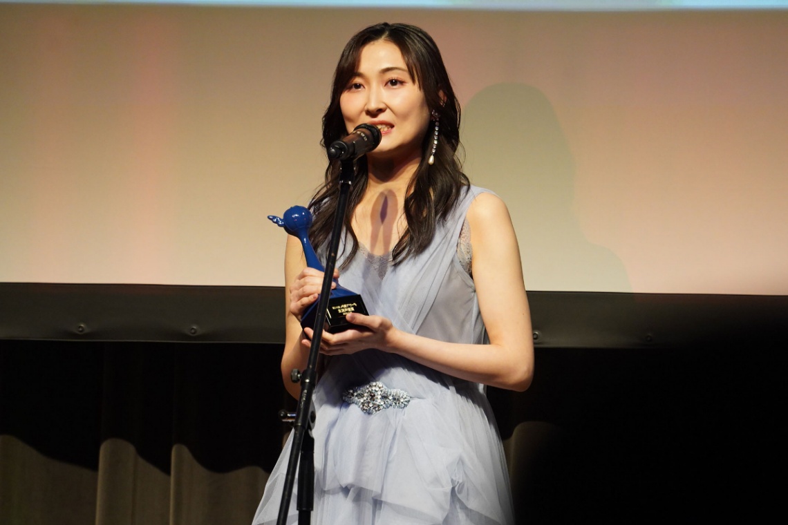 「第20回声優アワード」で主演声優賞を受賞した若山詩音さん