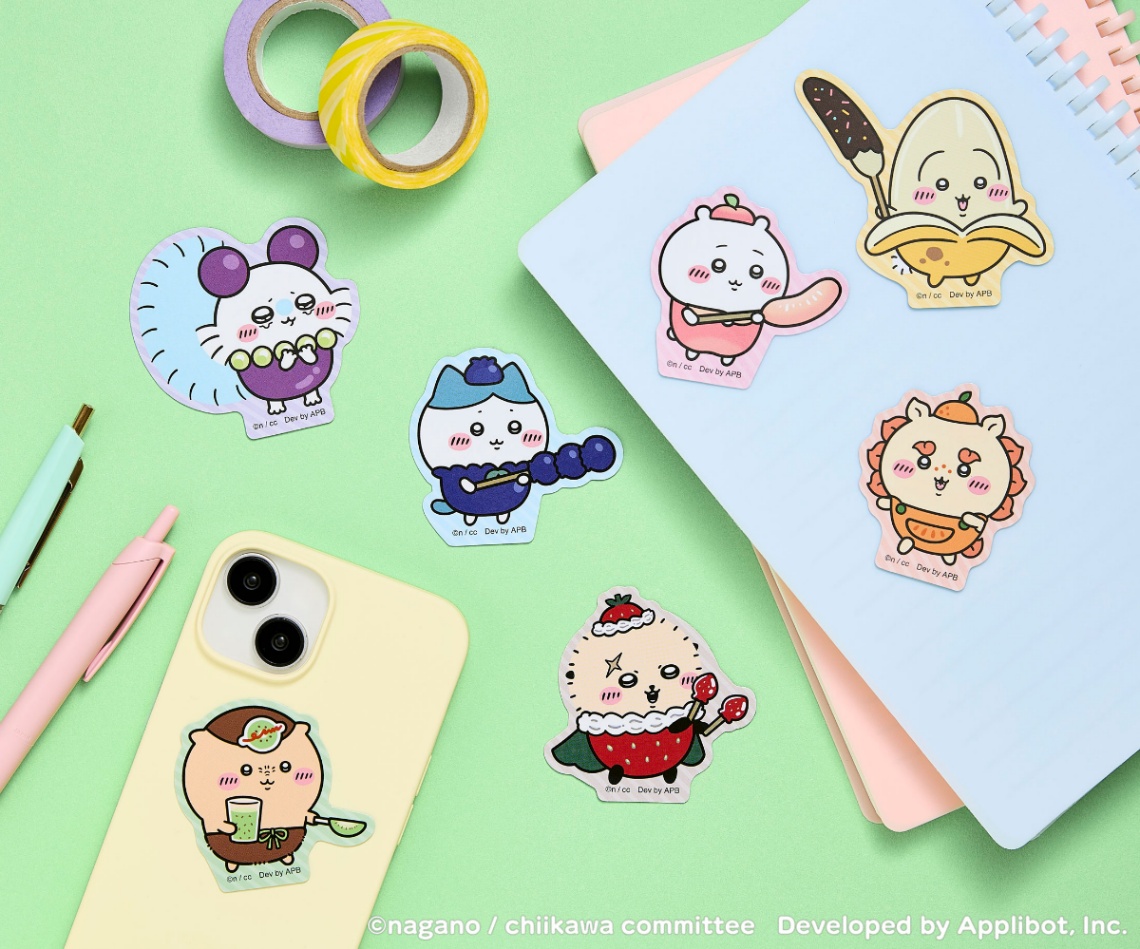 スマートフォン向けゲーム「ちいかわぽけっと」の公式グッズ「フルーツなスマホに貼れるサイズのステッカー」（c）nagano ／ chiikawa committee　Developed by Applibot，Inc.