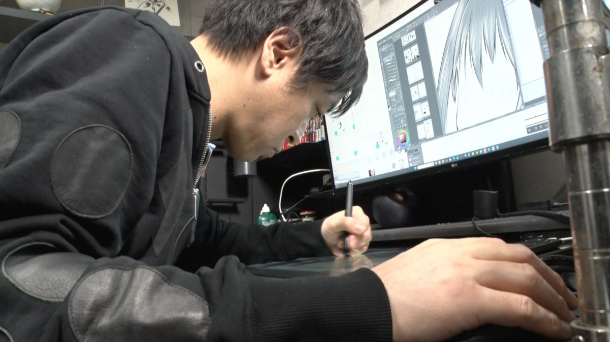 アニメ紹介番組「アニメダマ」に出演するマンガ家の松井優征さん（c）フジテレビ