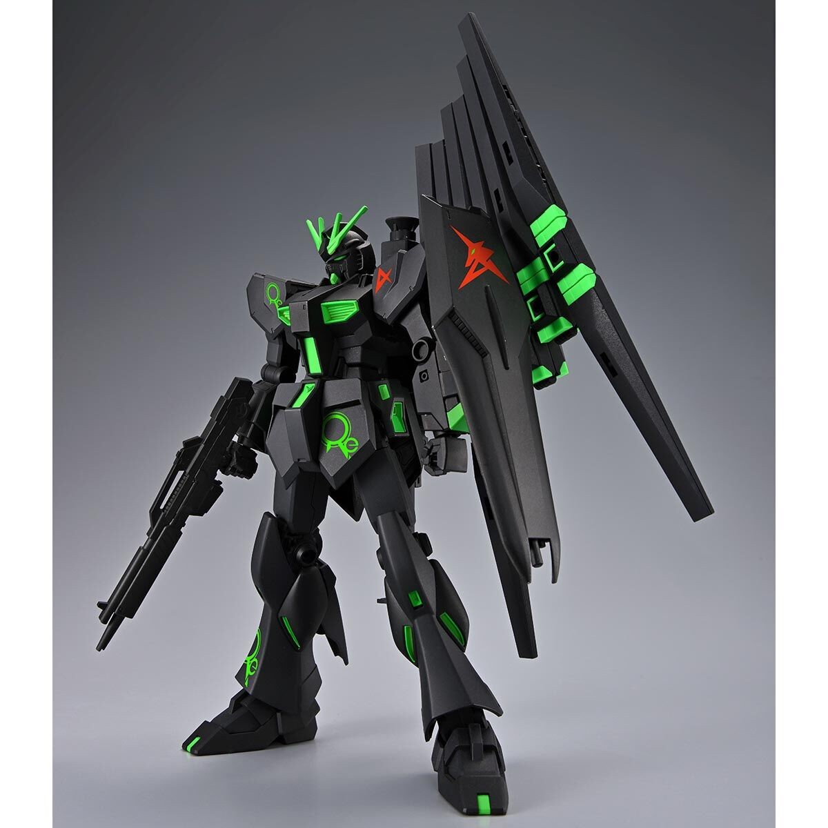 「機動戦士ガンダム 逆襲のシャア」のνガンダムのガンプラ「ENTRY GRADE 1／144 νガンダム ＆ フィン・ファンネル［リサーキュレーションカラー／ネオングリーン］ ペーパーレス」（C）創通・サンライズ