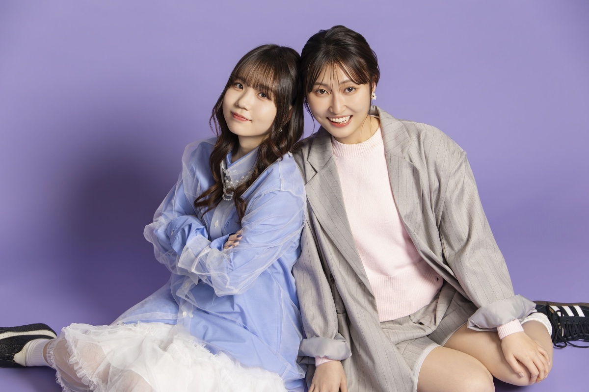 アニメ「霧尾ファンクラブ」に出演する稗田寧々さん（左）と若山詩音さん