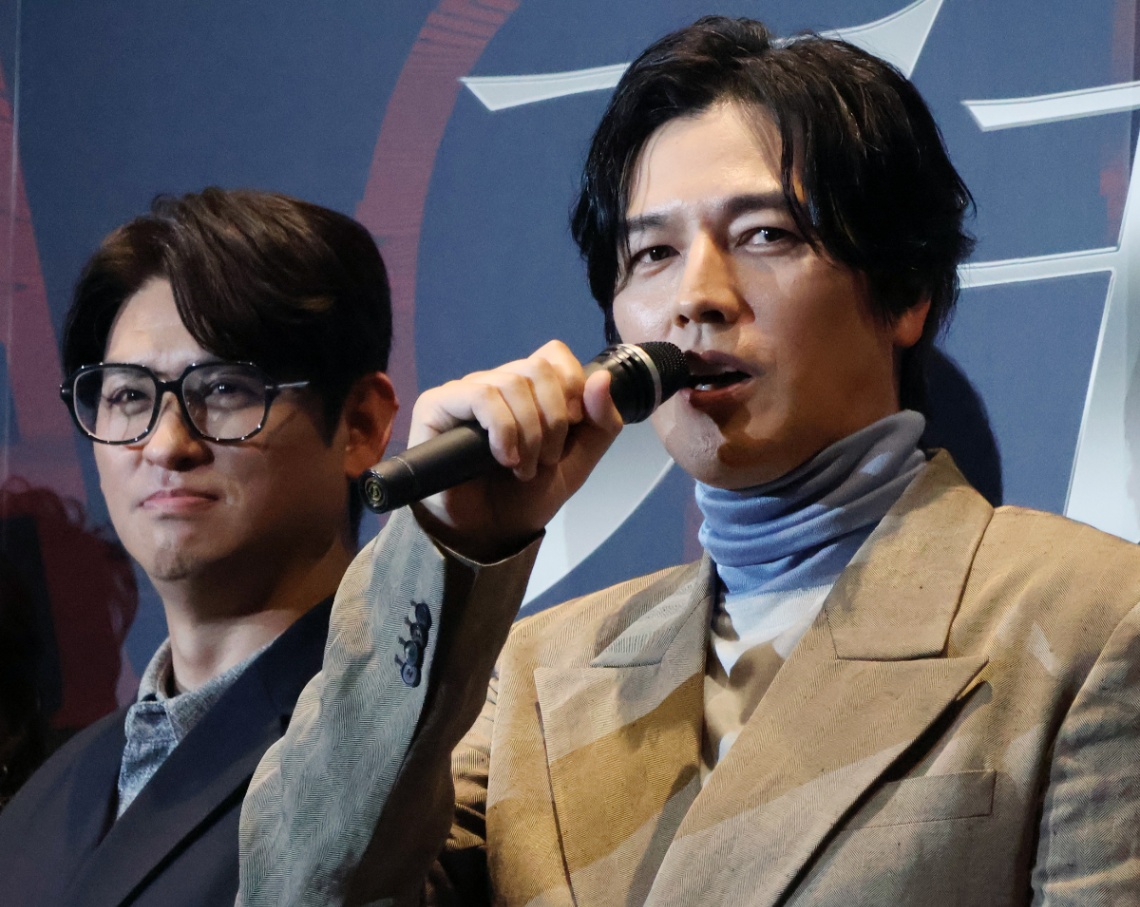 映画「アギト－超能力戦争－」の完成披露舞台あいさつに登壇した要潤さん（右）と賀集利樹さん