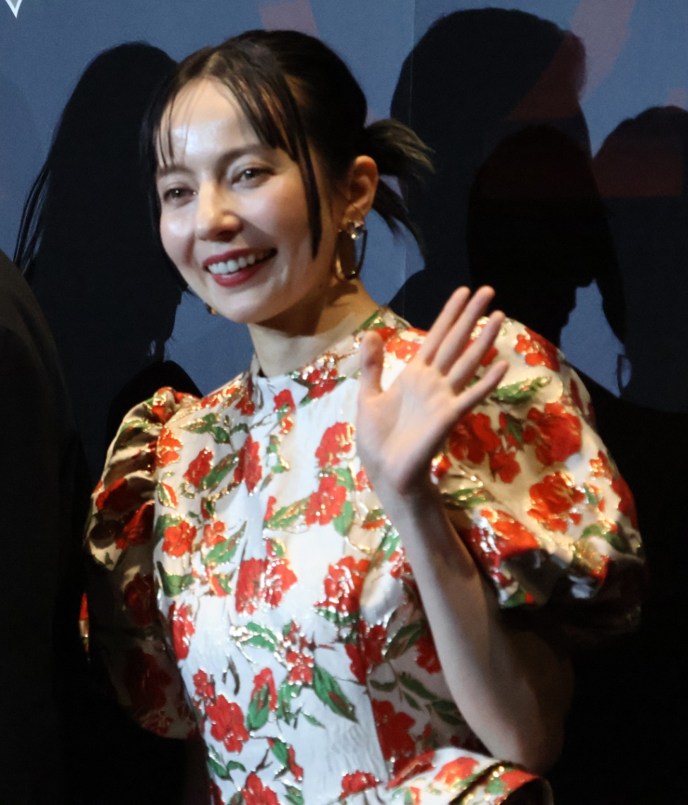 映画「アギト－超能力戦争－」の完成披露舞台あいさつに登壇したベッキーさん
