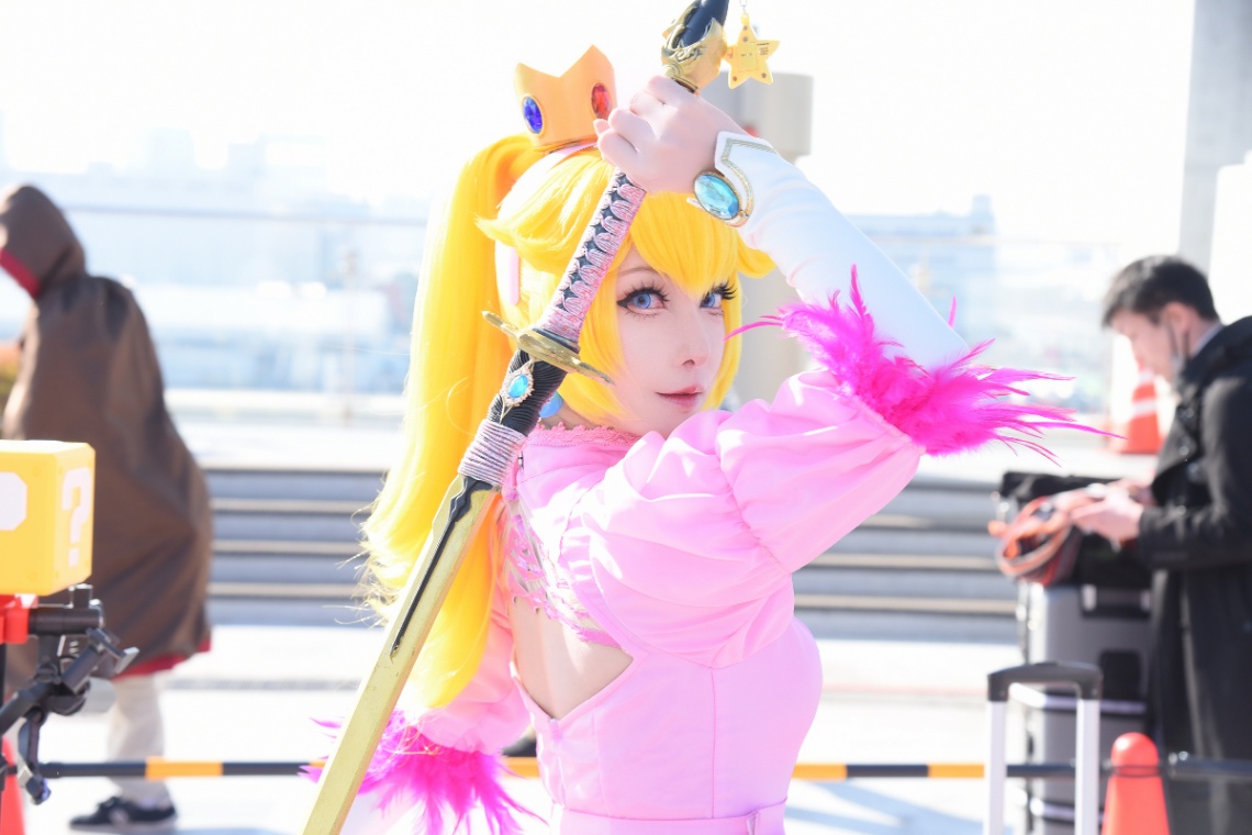 「スーパーマリオ」シリーズのピーチ姫のアレンジコスプレを披露したAlenaさん