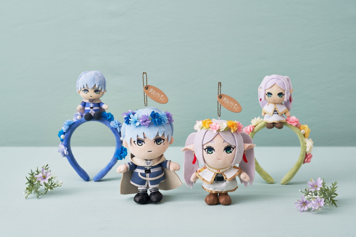 「葬送のフリーレン」とユニバーサル・スタジオ・ジャパンのコラボグッズのカチューシャ、ぬいぐるみキーチェーン（c）山田鐘人・アベツカサ／小学館／「葬送のフリーレン」製作委員会