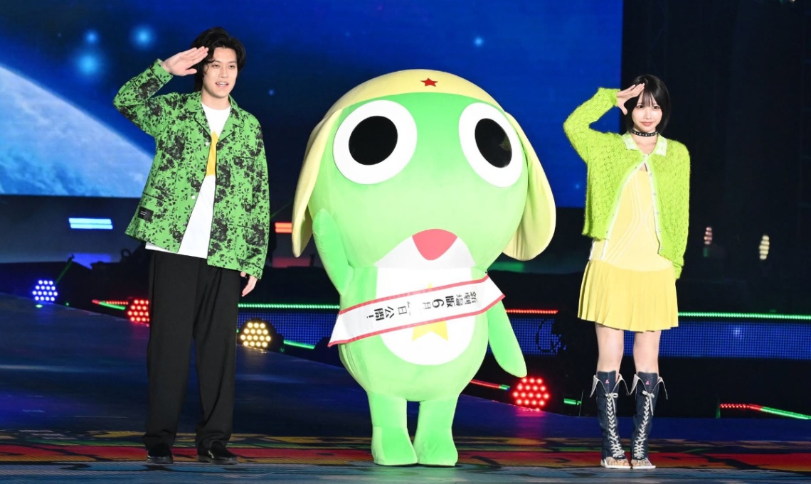 「Rakuten GirlsAward 2026 SPRING／SUMMER」に登場した粗品さん（左）とあのさん