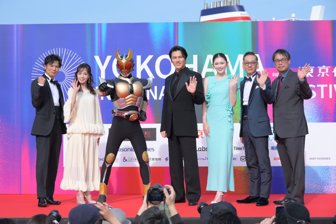 第4回横浜国際映画祭のレッドカーペットに登場した映画「アギト－超能力戦争－」のキャストら　（C)2026「劇場版アギト」製作委員会 （C)石森プロ・東映