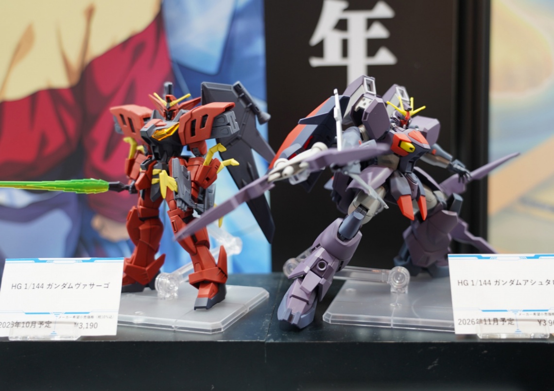 「機動新世紀ガンダムX」のガンプラ「HG 1／144 ガンダムヴァサーゴ」（左）と「HG 1／144 ガンダムアシュタロン」