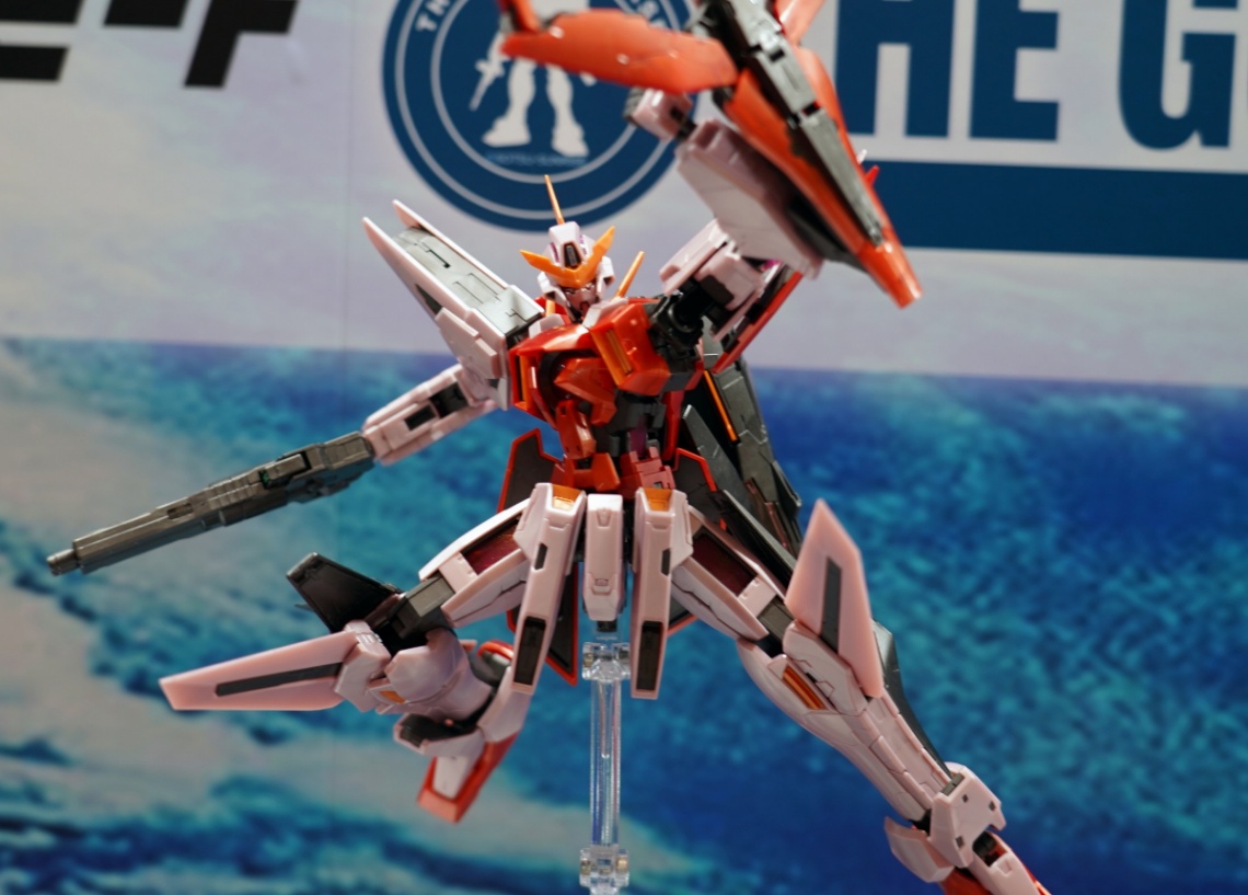 「機動戦士ガンダム00」のガンダムキュリオスのガンプラ「MG 1／100 ガンダムベース限定 ガンダムキュリオス（トランザムモード）［メタリックグロスインジェクション］」