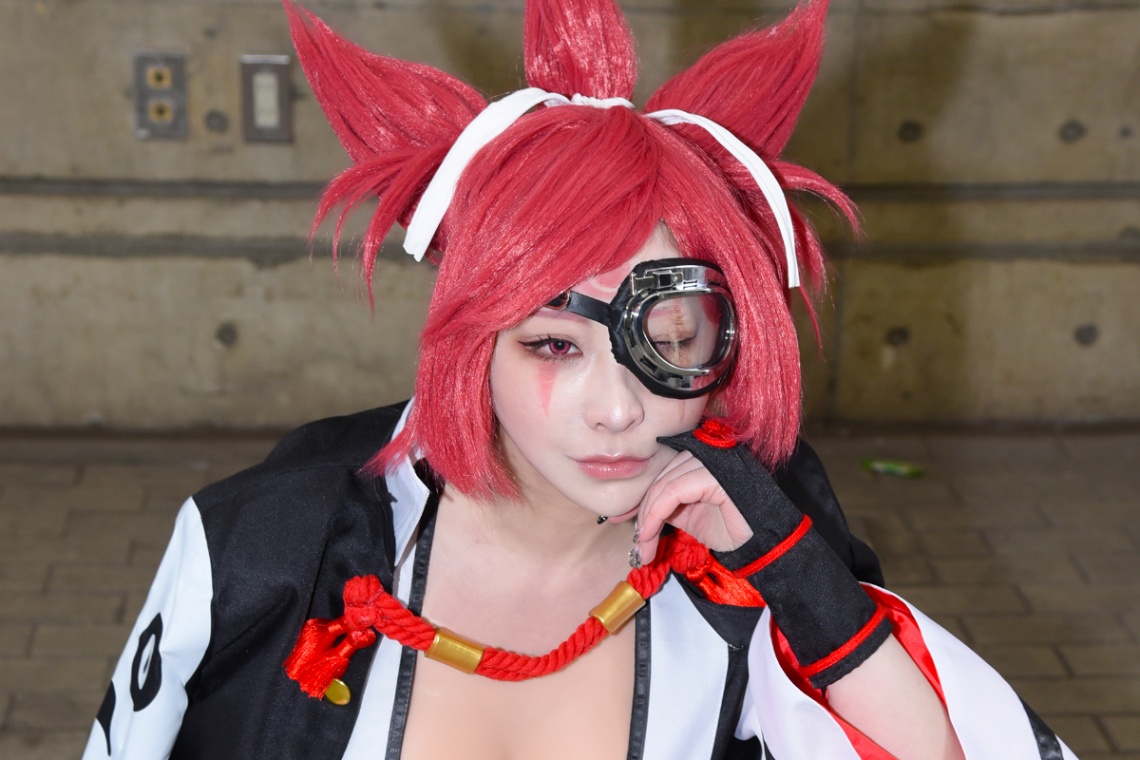 「GUILTY GEAR」シリーズの梅喧のコスプレを披露したみぃこさん