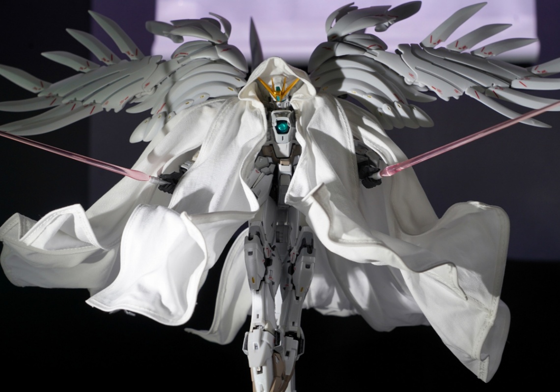 「新機動戦記ガンダム W -Operation 30th-」のウイングガンダムゼロ クロークドカスタムのフィギュア「GUNDAM FIX FIGURATION METAL COMPOSITE ウイングガンダムゼロ クロークドカスタム」