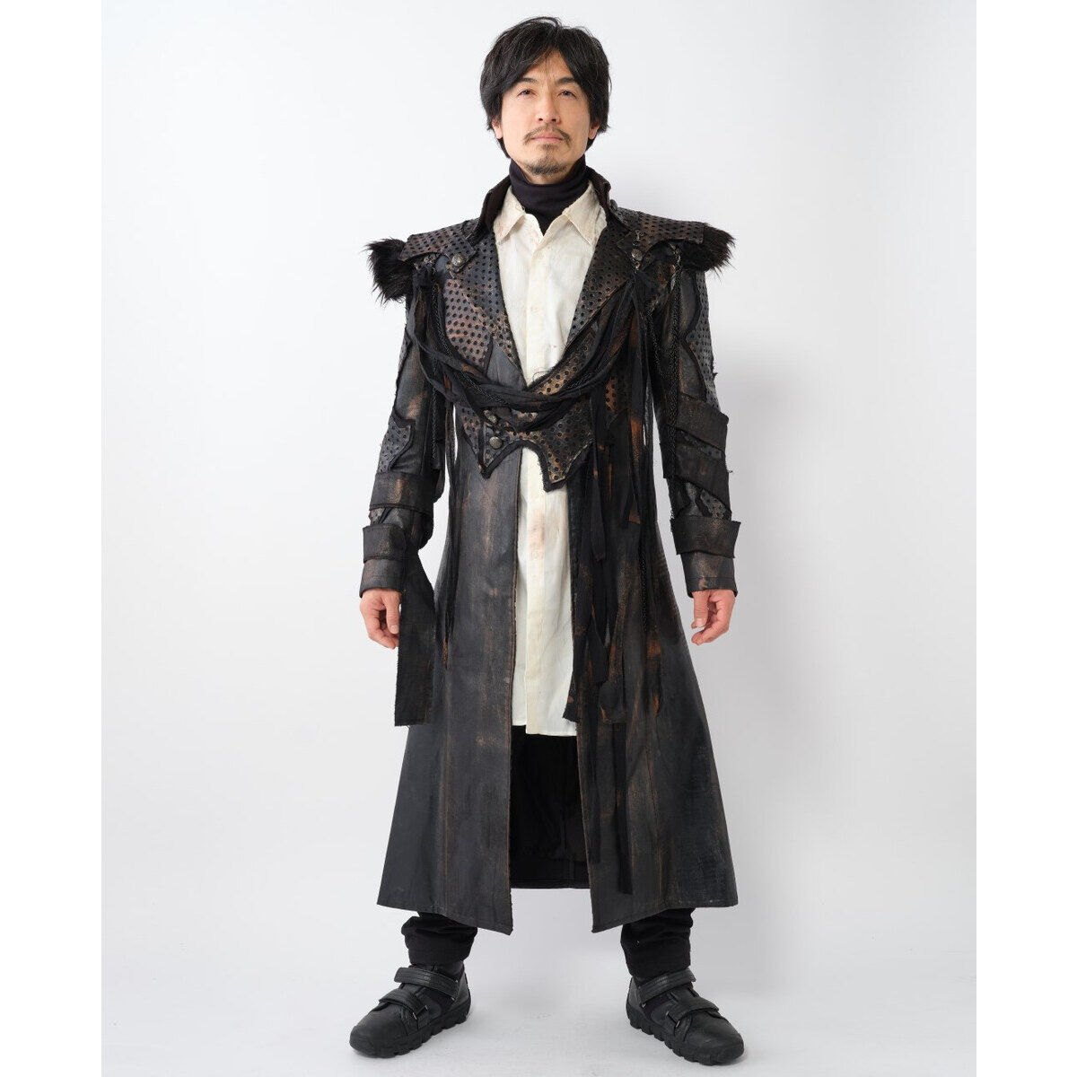 「超宇宙刑事ギャバン インフィニティ」のデス・ギャバン／御蔭哲真のジャケットを再現した「超宇宙刑事ギャバン インフィニティ×h.NAOTO　デス・ギャバン　ジャケット」（C）テレビ朝日・東映AG・東映