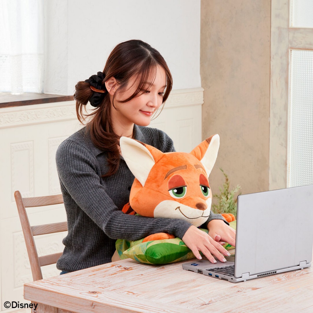 「ズートピア」に登場するニックのぬいぐるみ型クッション「PCクッション ／ ズートピア ＜ニック＞」（C）Disney