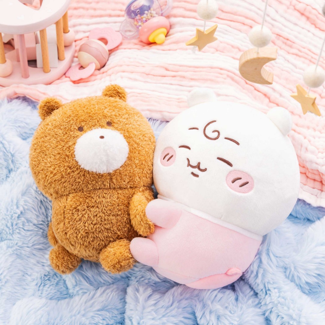 「ちいかわ」のオンラインくじ「Chiikawa Baby ぬいぐるみくじ」のB賞「磁石でぴたっと！くまとなかよしなちいかわぬいぐるみ」（C）nagano
