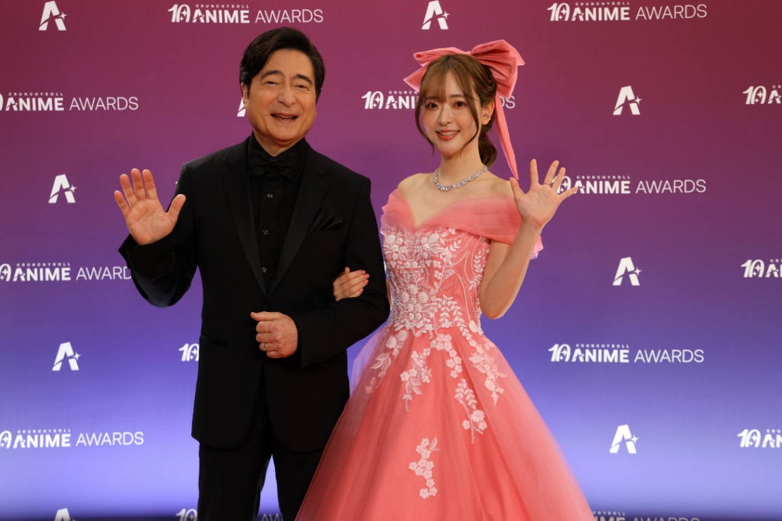 「クランチロール・アニメアワード 2026」のMCを務めたジョン・カビラさん（左）と天城サリーさん