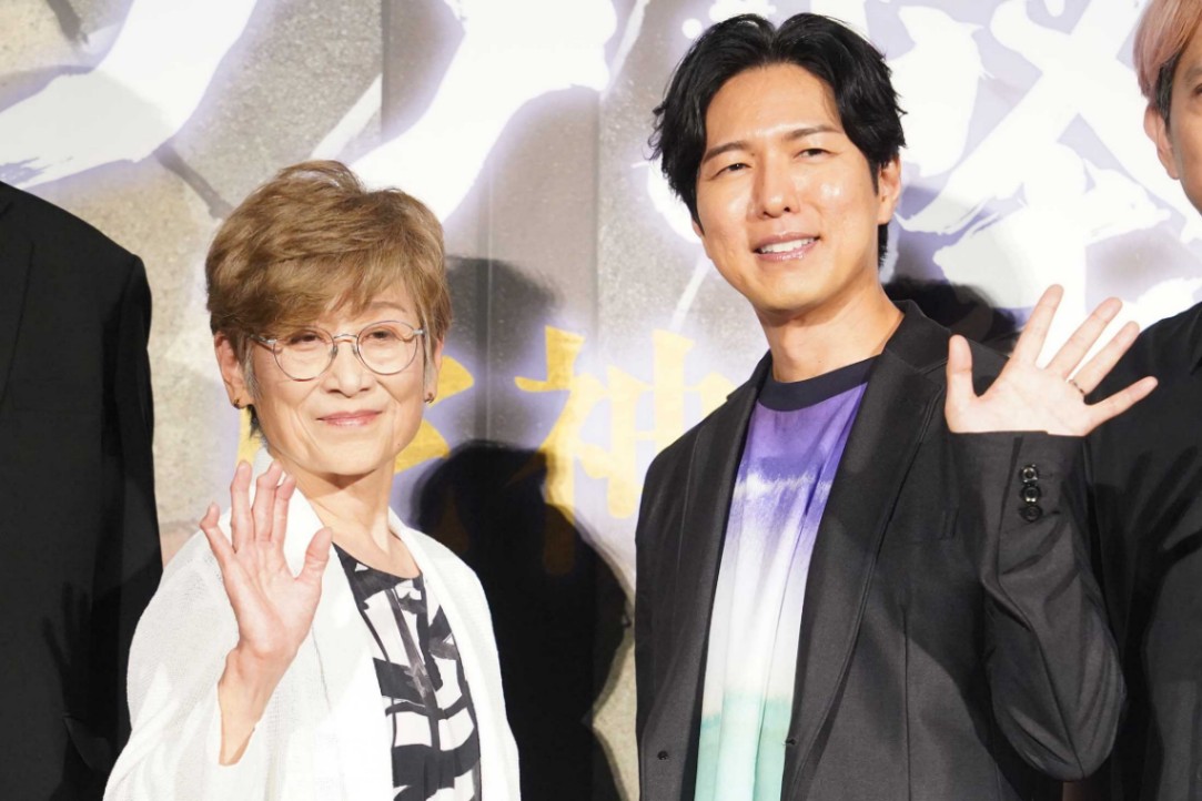 「劇場版モノノ怪 第三章 蛇神」の公開記念舞台あいさつに登場した榊原良子さん（左）と神谷浩史さん
