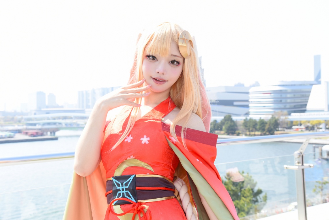 「超かぐや姫！」のかぐやのコスプレを披露した穂波あみさん